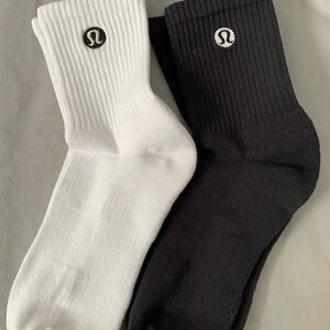 lululemon athletica Men's Ribbed Crew Socks - Black & White Pair